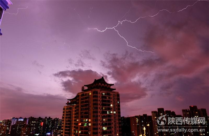 【焦點圖 顯示圖在稿件最下方】電閃白雨降西安