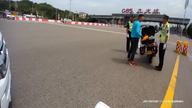 【法制安全 列表】摩托車強行闖入高速 與執法隊員“捉迷藏”