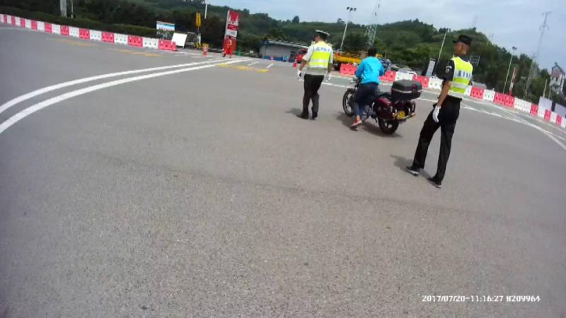 【法制安全 列表】摩托車強行闖入高速 與執法隊員“捉迷藏”