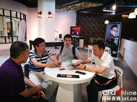 圖片默認標題_fororder_003  談論合作項目 攝影 王均武