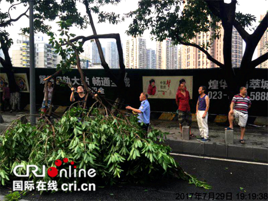 已過審【社會民生 列表】狂風暴雨來襲 重慶江北公安民警奮戰一線