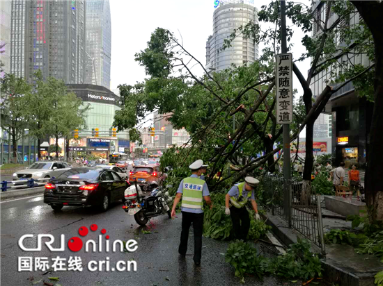 已過審【社會民生 列表】狂風暴雨來襲 重慶江北公安民警奮戰一線