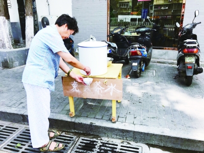 （公益圖文）無人值守 老崔免費茶水攤擺了20年