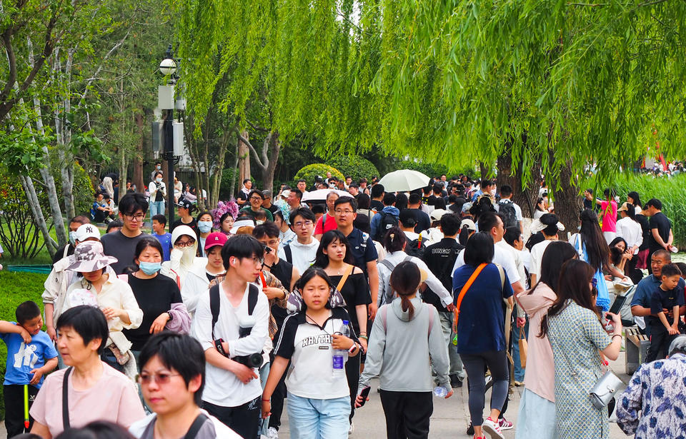 五一假日，濟南大明湖遊客如潮