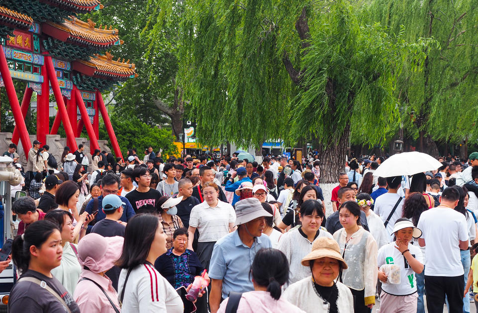 五一假日，濟南大明湖遊客如潮