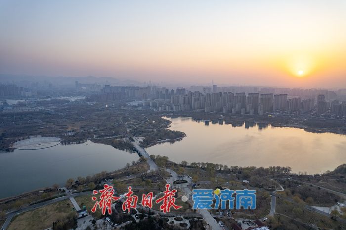 一年四季 泉在濟南丨湖映霞光，醉美華山