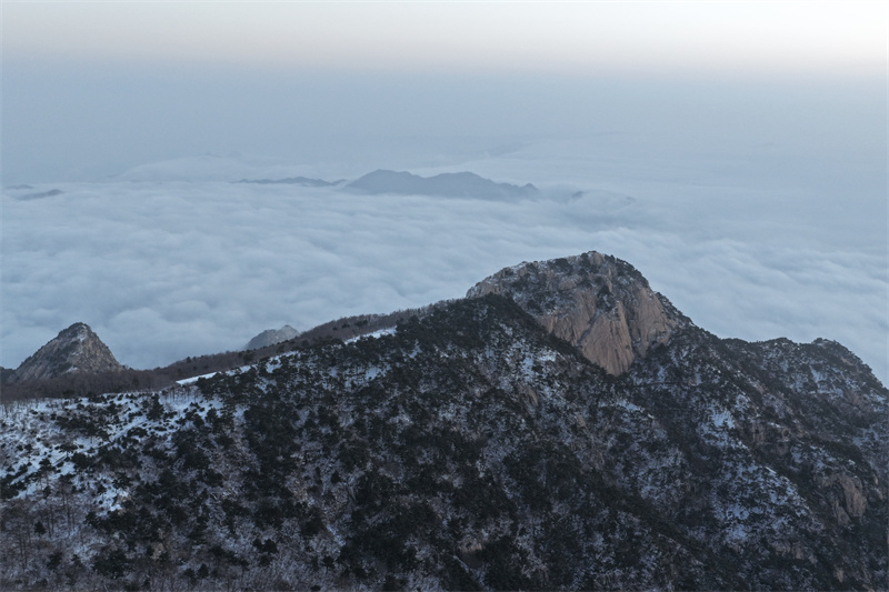 馬年首場春雪後 日出雲海繪就水墨美景