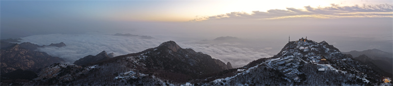 馬年首場春雪後 日出雲海繪就水墨美景