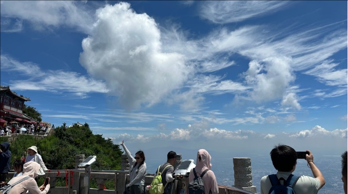 山東泰安：雲作絲，風為引！登泰山“天界漫遊”，把夏日浪漫全打包