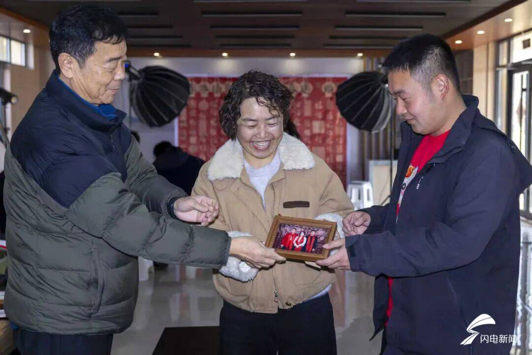 定格團圓瞬間 日照東港攝影師進村為村民拍全家福