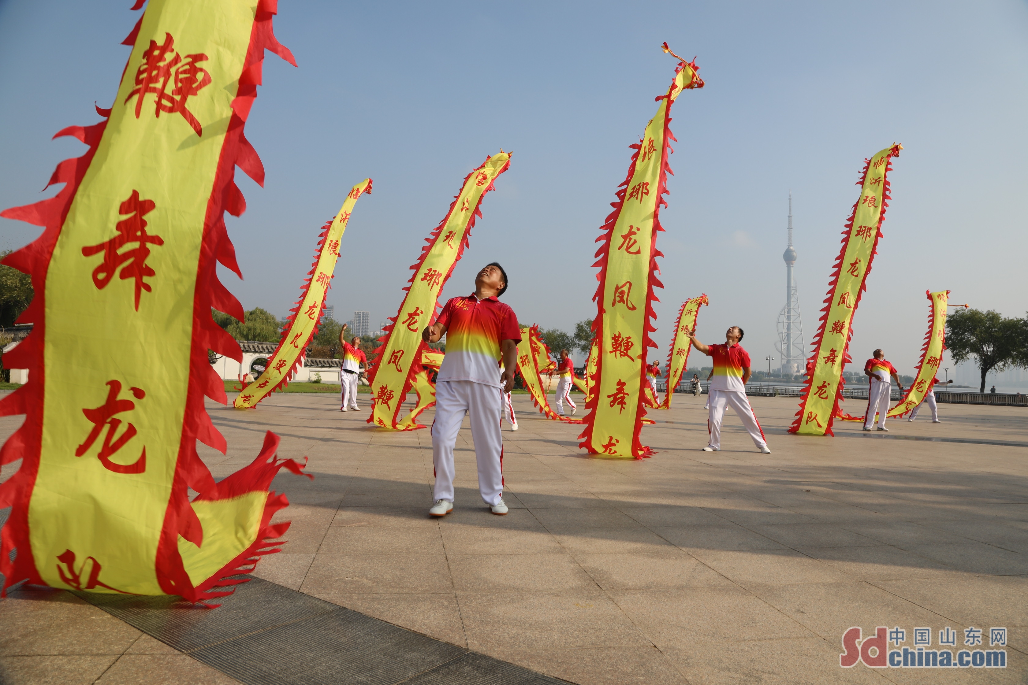 山東臨沂：花鞭舞龍迎國慶