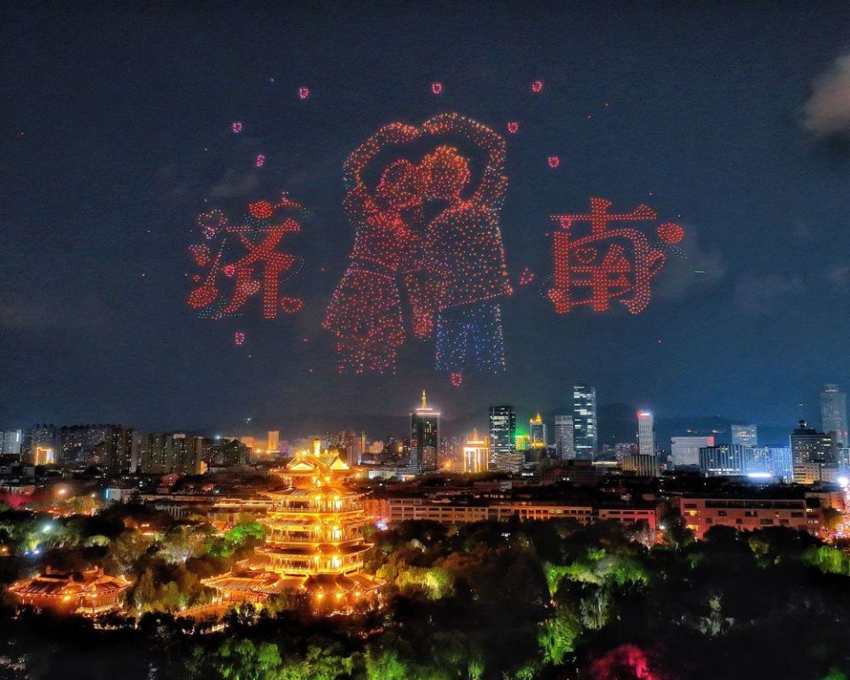 閃耀泉城夜空 “泉染星穹”無人飛機秀驚艷收官