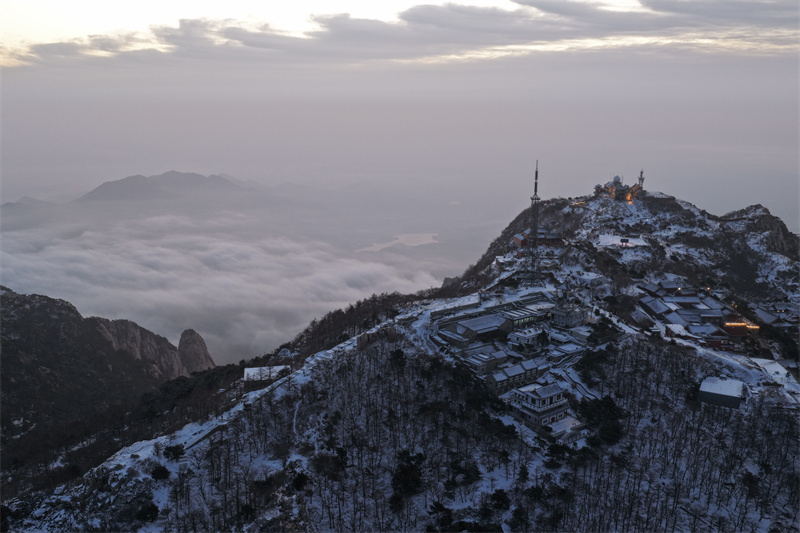 馬年首場春雪後 日出雲海繪就水墨美景