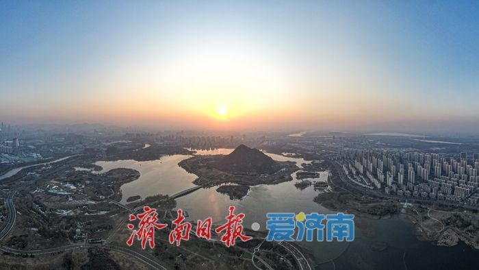 一年四季 泉在濟南丨湖映霞光，醉美華山