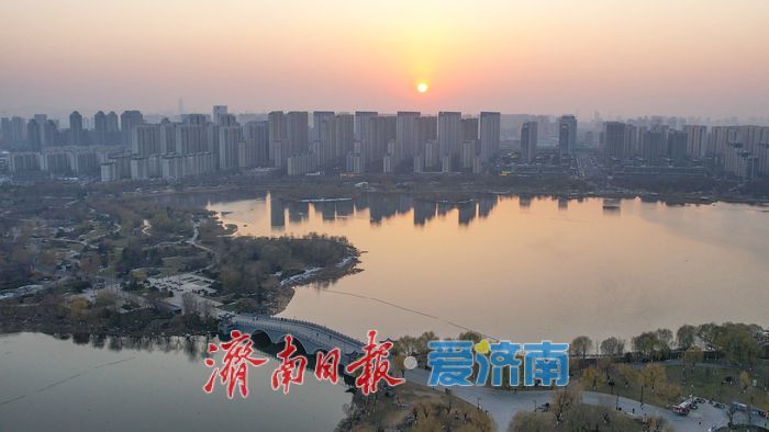 一年四季 泉在濟南丨湖映霞光，醉美華山