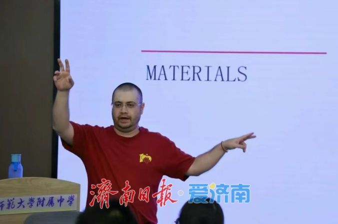 中非學生組隊做實驗,山東師大附中教室秒變“跨國實驗室”!