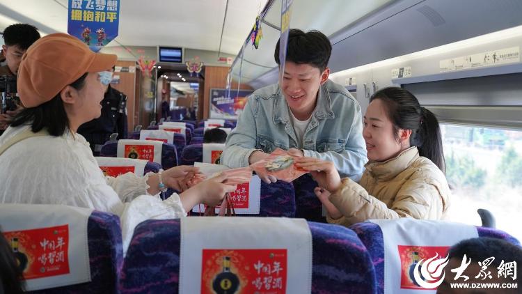 “風箏號”專列啟程！用一列車廂裝下整個濰坊