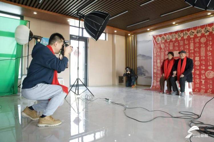 定格團圓瞬間 日照東港攝影師進村為村民拍全家福