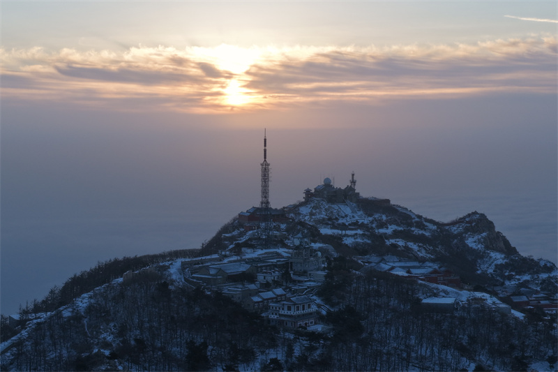 馬年首場春雪後 日出雲海繪就水墨美景