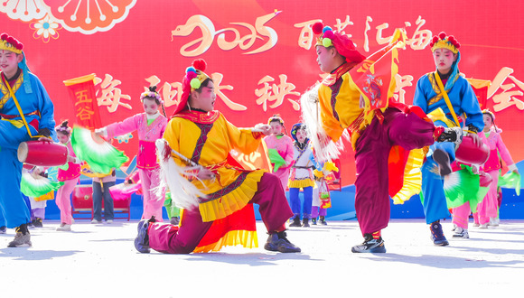 The Festive Yangko Create a Lively “Sea”