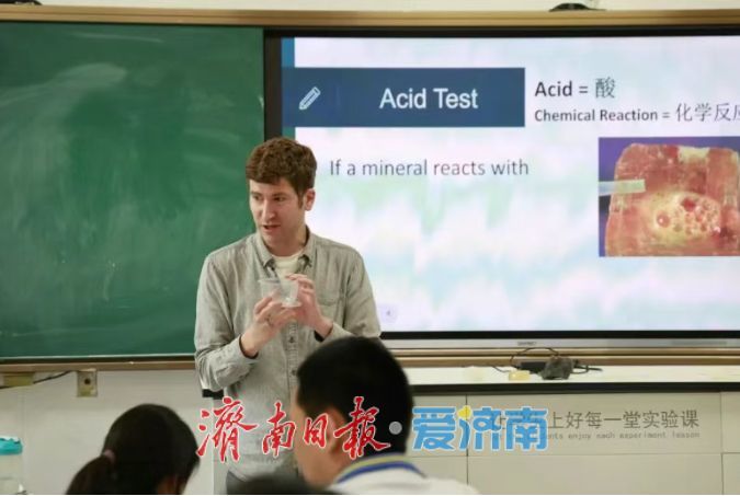 中非學生組隊做實驗,山東師大附中教室秒變“跨國實驗室”!