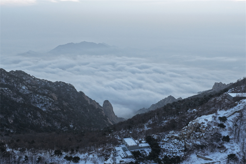 馬年首場春雪後 日出雲海繪就水墨美景