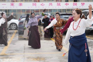 同升一面旗 共築一個家那曲“紅石榴”民族團結大院裏的國慶節