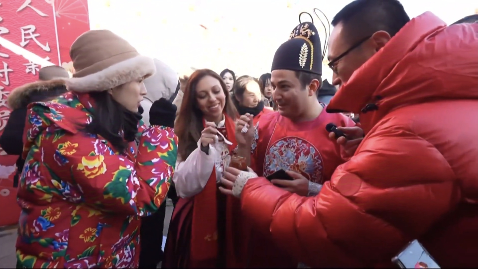 津彩過大年 | 國際青年趕鄉村大集 這個非遺春節收穫多多