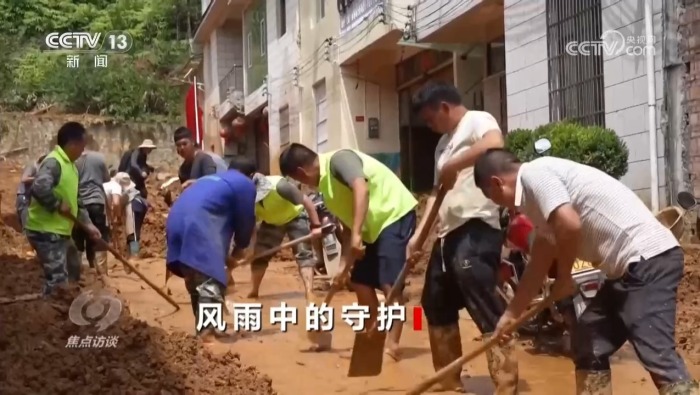 焦點訪談｜聞汛而動！黨旗在防汛救災一線高高飄揚