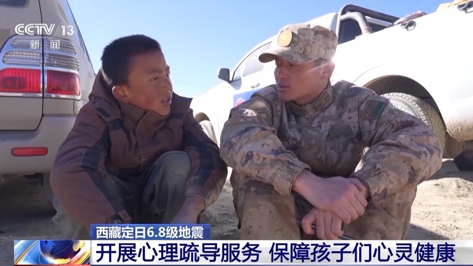 子弟兵變身震區“孩子王” 兵姐姐抱起小朋友接受採訪超有愛
