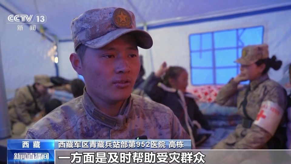 子弟兵變身震區“孩子王” 兵姐姐抱起小朋友接受採訪超有愛
