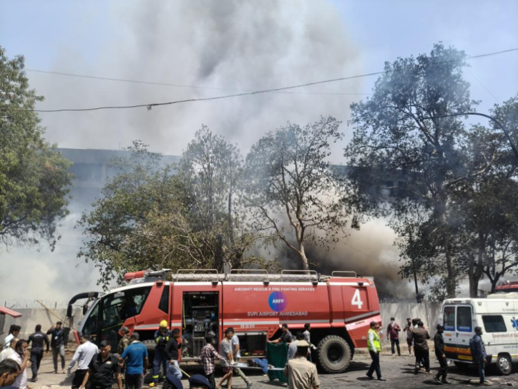 印媒稱印度客機墜毀已造成至少120人死亡 機上乘客倖存的可能性極小_fororder_圖片1