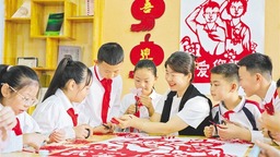 呼和浩特：剪紙獻禮迎國慶