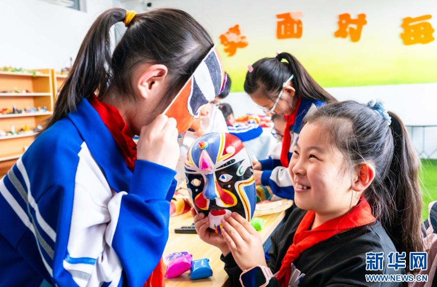 呼和浩特：繪臉譜 識國粹_fororder_20250327fb9abbb47c4f4f6ba0498279a2f24d08_2025032626834f546936418dade57f0be7e9a3a0