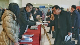 聚焦2025甘肅兩會 | 人大代表、政協委員步入會場