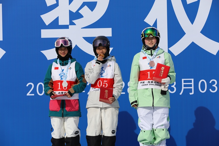 2024-2025賽季全國自由式滑雪雪上技巧錦標賽在扎蘭屯市開賽_fororder_003cc42241c94102c076f1ca85e240c