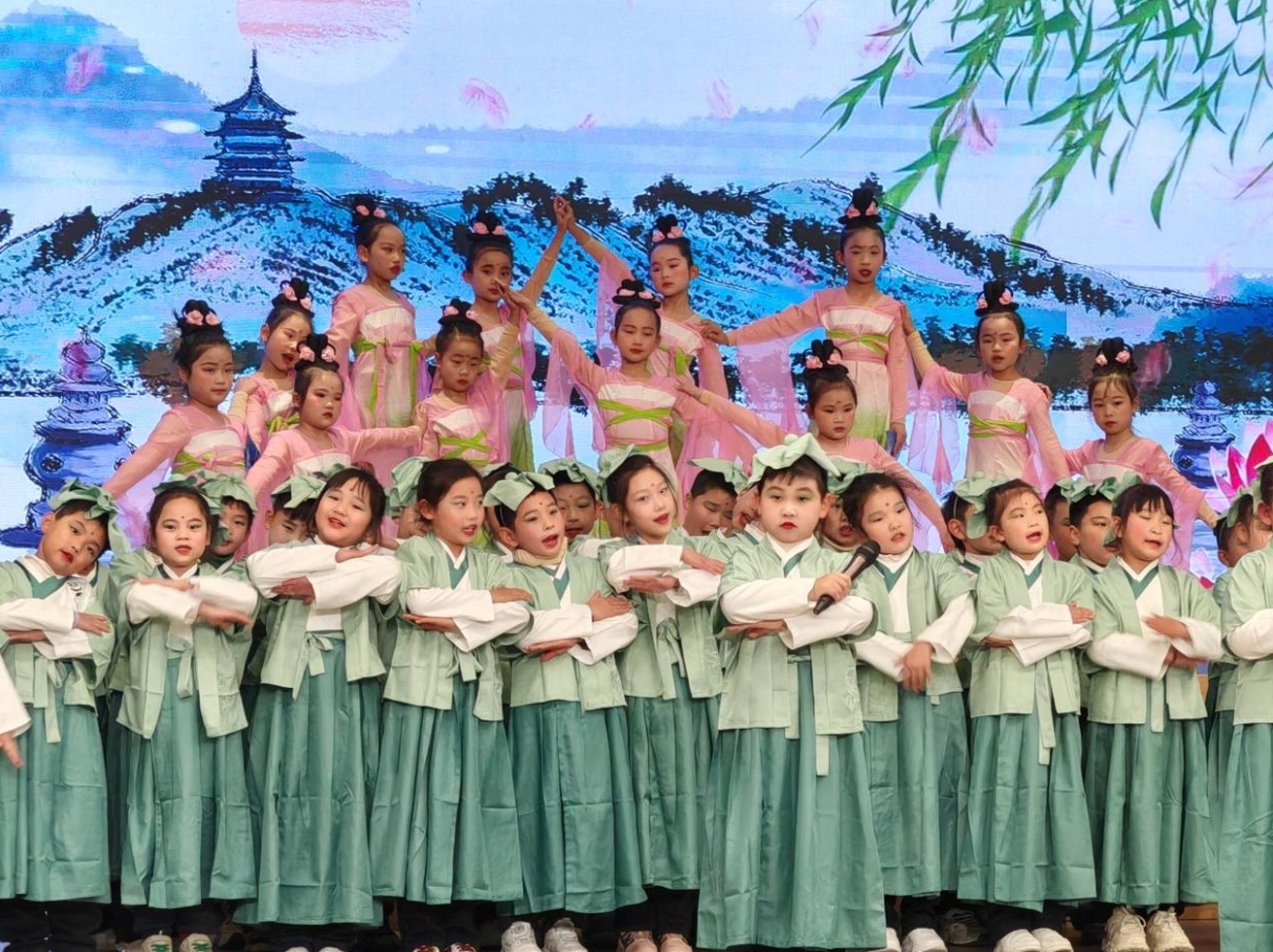 金華市金東區仙橋小學舉行“童聲誦經典 詩意吟新年”首屆經典美文誦讀活動