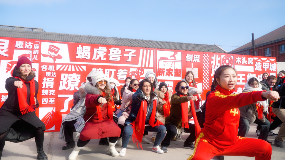 津彩過大年 | 國際青年趕鄉村大集 這個非遺春節收穫多多
