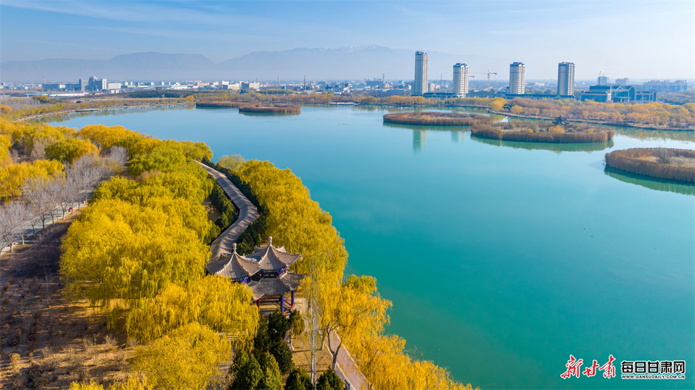 初冬張掖潤泉湖 碧水層林映城景