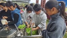 金華市金東區曹宅鎮初級中學開展“青春熱火 ‘灶’氣蓬勃”土灶烹飪實踐活動