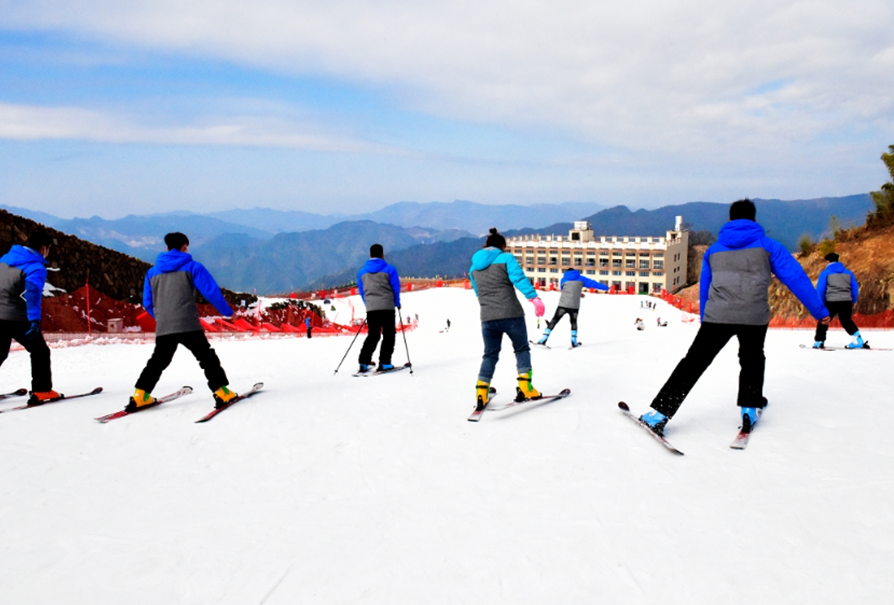 開啟冬日康養冰雪之旅 浙江磐安滑雪場正式啟用