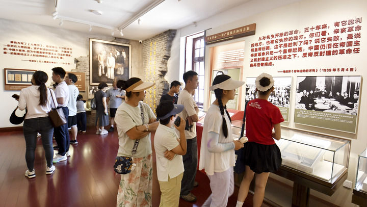 英魂永耀山河間