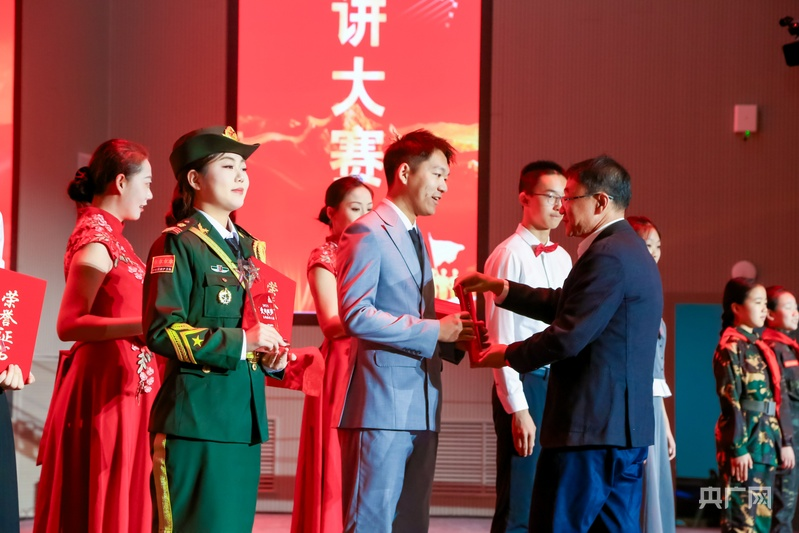 青春之聲告白祖國 北疆兒女共話“愛我國防”_fororder_2a7afbd8fb8923db894e8d7ab8167424