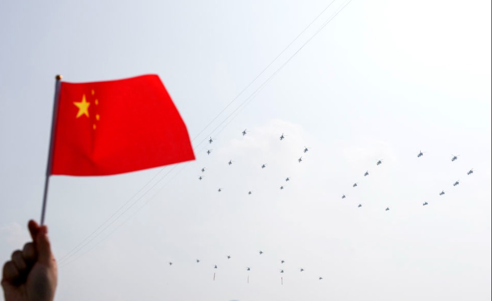 勝利日大閱兵丨80！空中護旗梯隊飛過，分列式開始