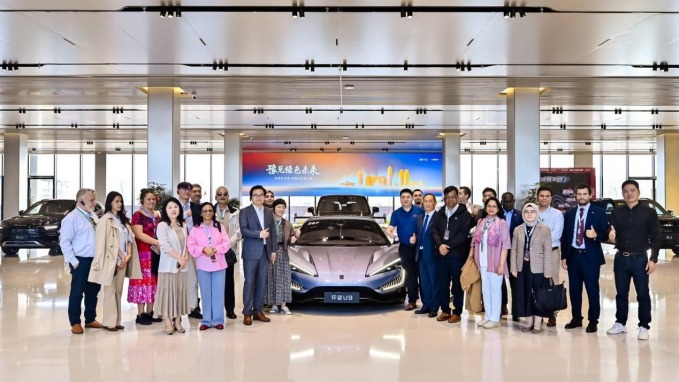 “豫”見智造 “馭”見未來：多國外交官鄭州試駕比亞迪 于“速度與激情”中解碼中國智造