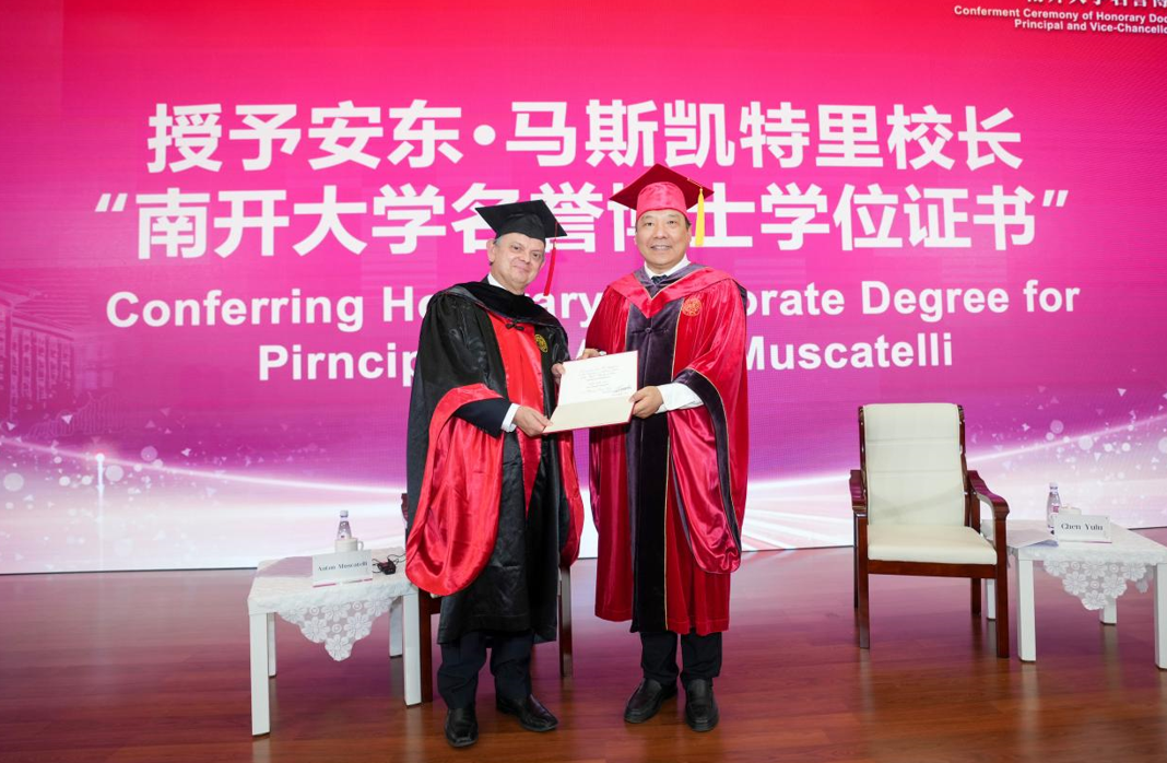 南開大學授予格拉斯哥大學校長安東·馬斯凱特裏名譽博士學位