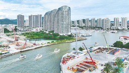 三亞河：水上行船 水底施工