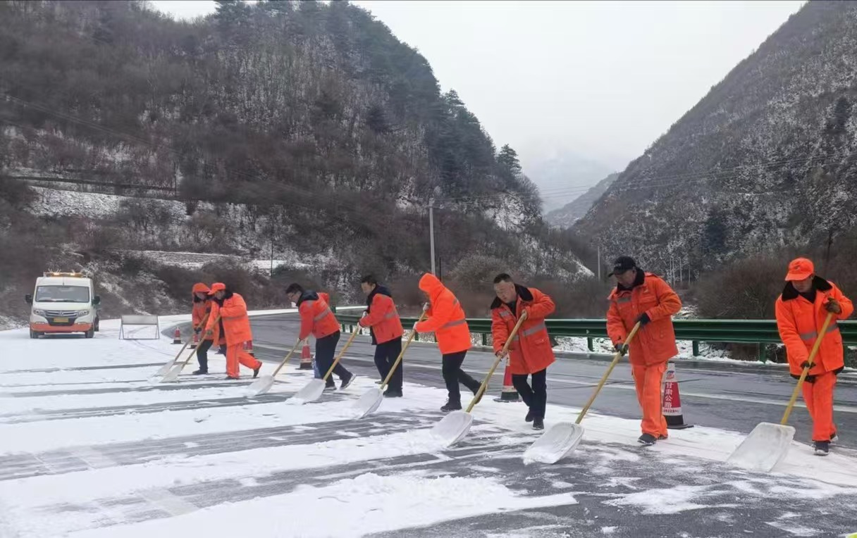 隴南宕昌：“紅色路”上最美的“橙色”雪景