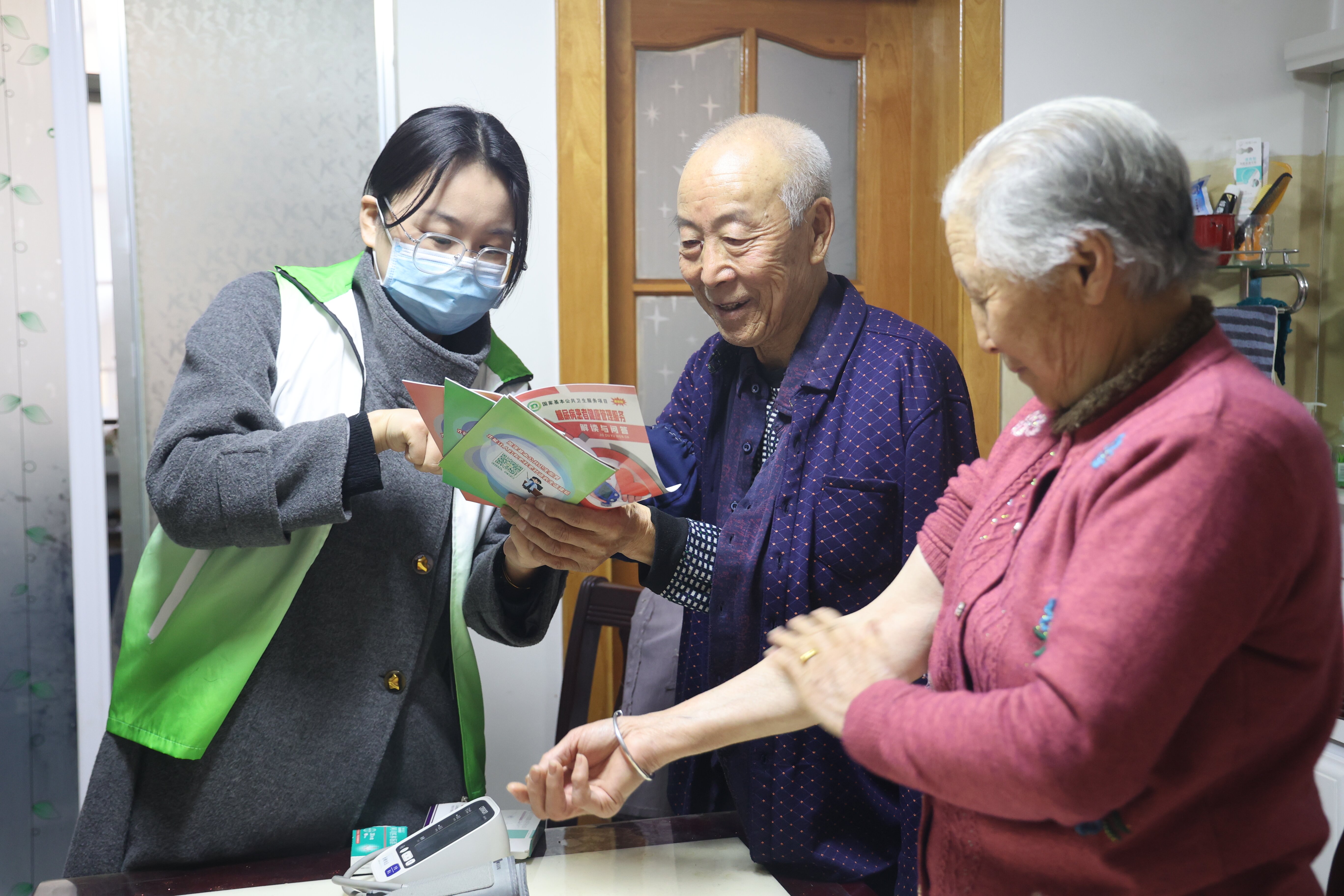 【原創】平涼崇信：開在家門口的“健康小屋”_fororder_圖為崇信縣城市社區衛生服務中心家庭醫生上門為居民講解健康知識_proc