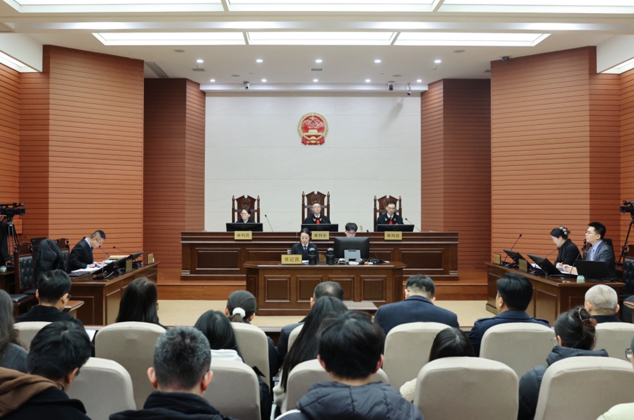 寧波首例非對稱管轄條款案件開庭宣判 浙大寧波理工學院涉外法治人才創新班師生參加旁聽